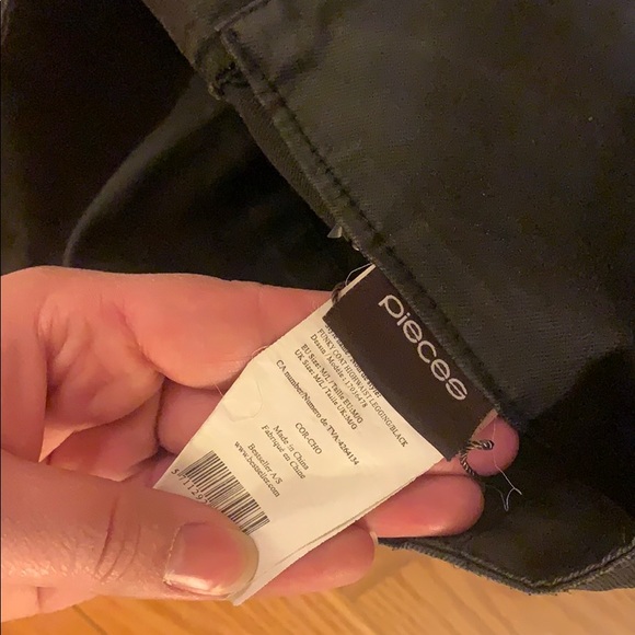 Black high waisted jeans/Size 27-28 - Picture 3 of 3